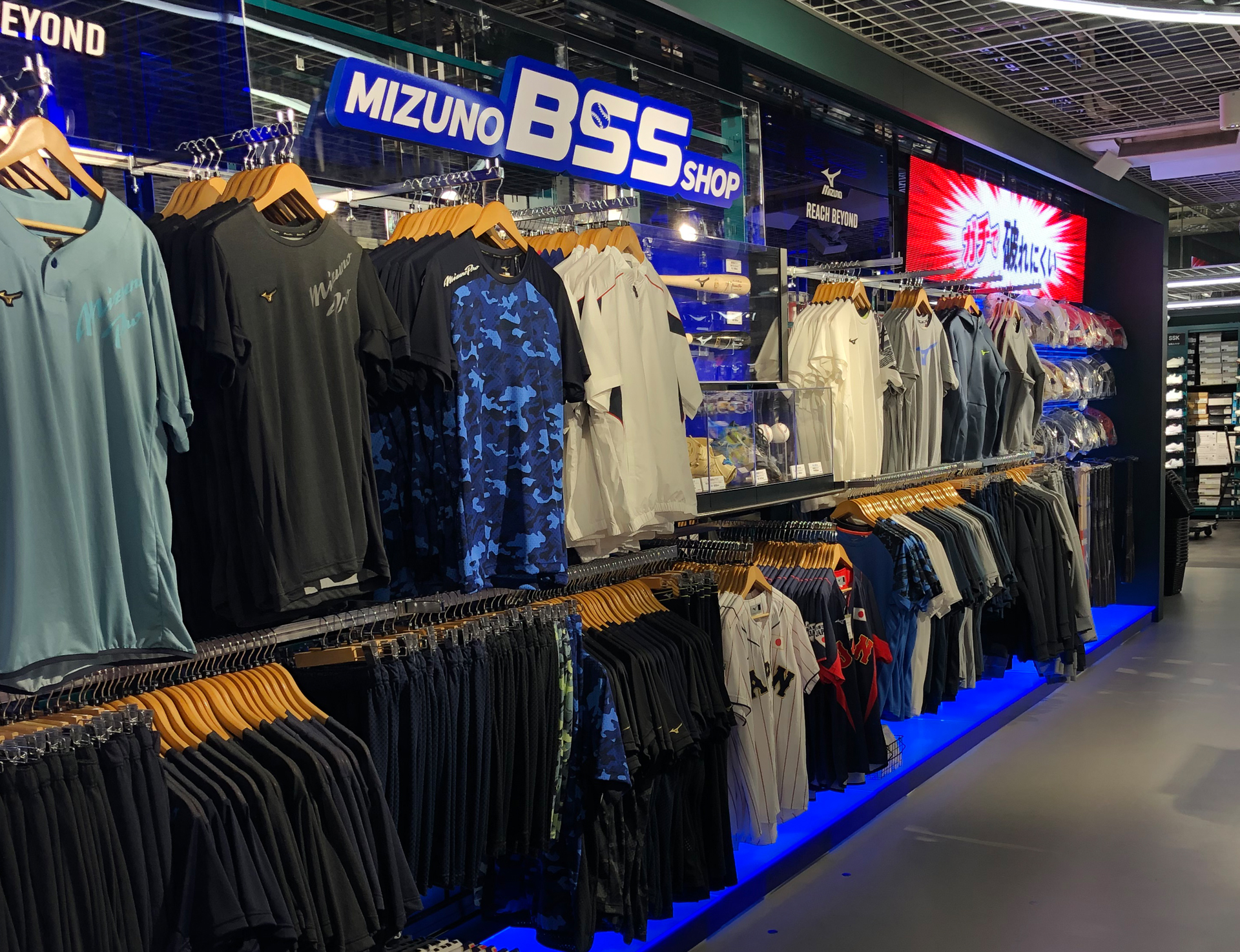 店舗装飾　ALPEN TOKYO B2F MIZUNO BSS SHOP コーナーディスプレイ-04